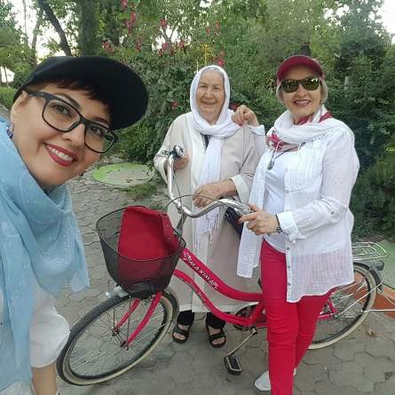 دوچرخه سواری آناهیتا همتی با مادر و مادربزرگش! /عکس
