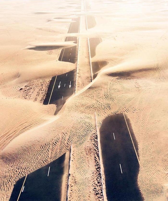 جنگ میان شن های صحرا و ساخته های بشری /تصاویر