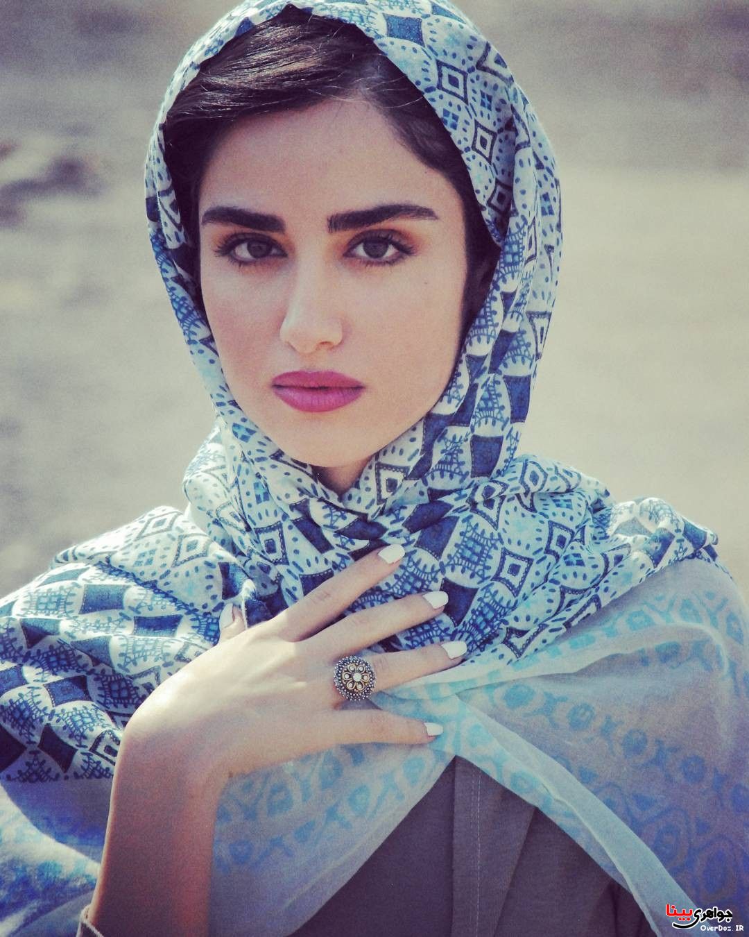 عکس: کنایه خانم بازیگر به خرید روسری چهار میلیونی!