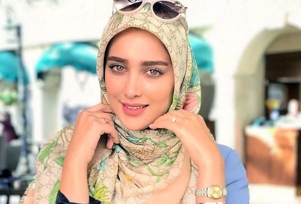 قطع برنامه رادیویی به خاطر دختر مدل ایرانی