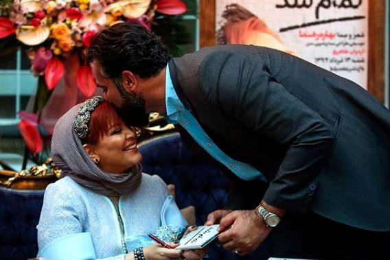عکس: بوسه حاجی بر پیشانی بهاره رهنما!