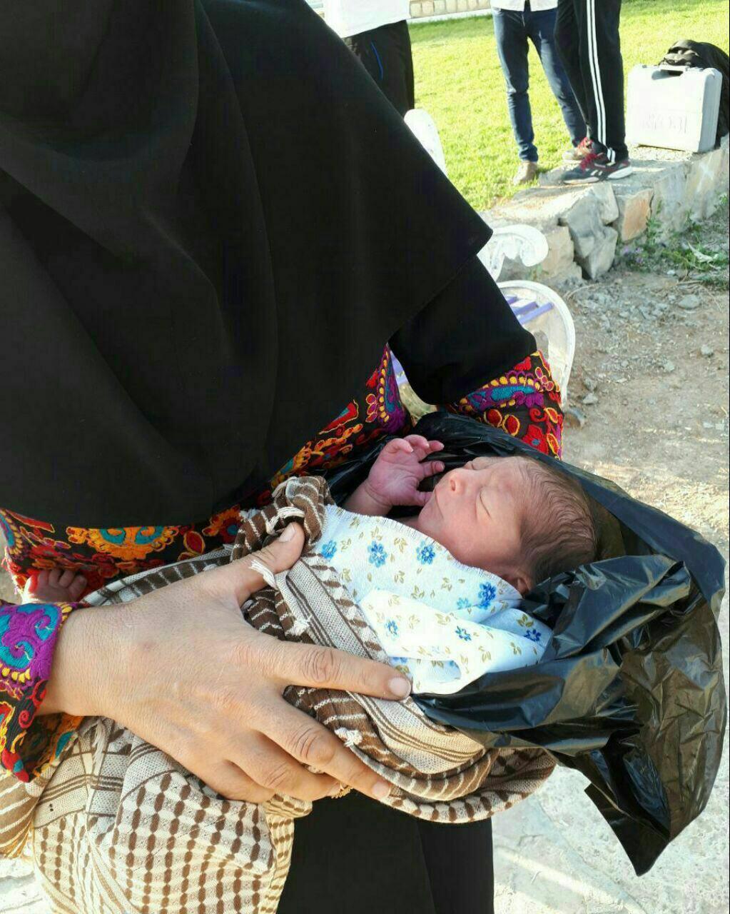 پیدا شدن یک نوزاد در کیسه زباله در کرمانشاه +عکس