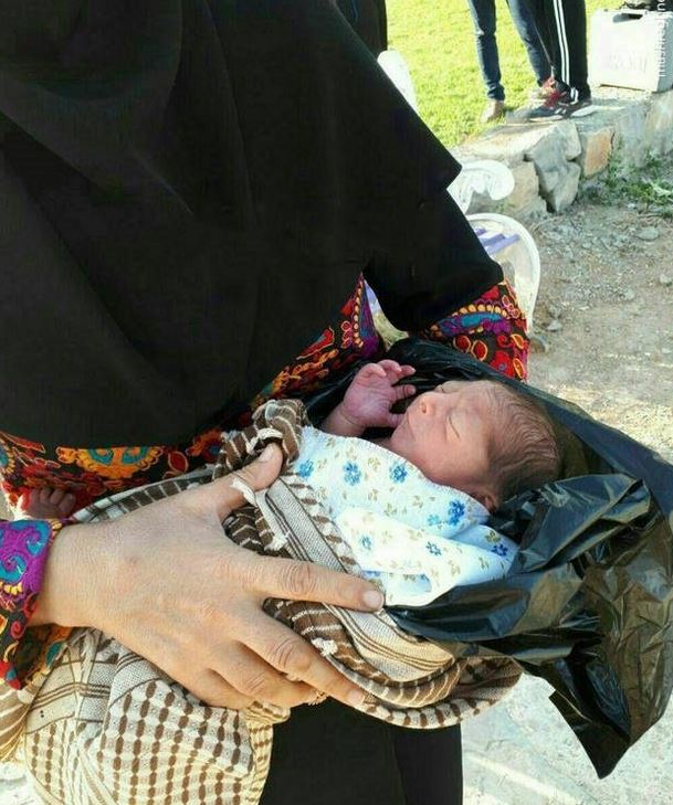 عکس: کشف یک نوزاد در کیسه زباله!