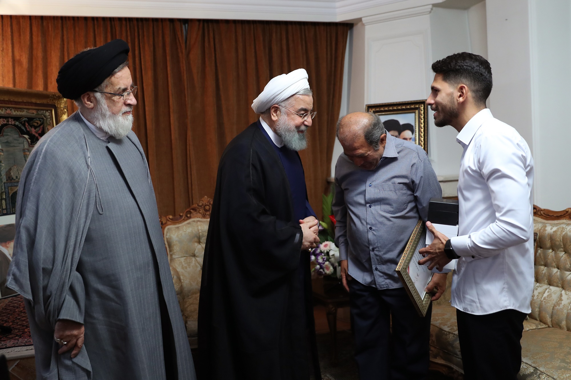 روحانی در منزل یک خلبان +عکس