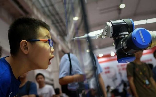 نمایش رباتهای پزشک، معلم و موسیقی‌دان در چین+تصاویر