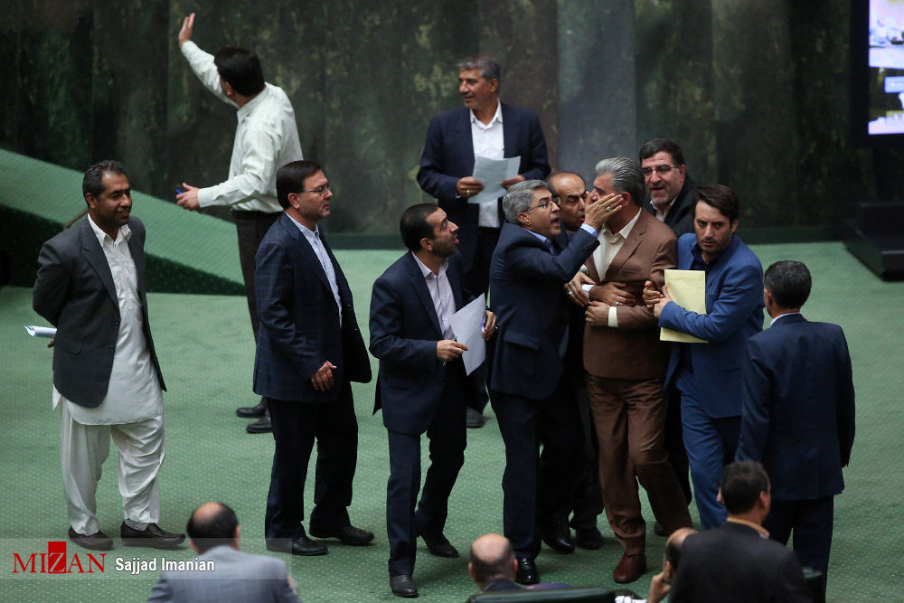 عکس: تلاش برای ختم فحاشی در مجلس!
