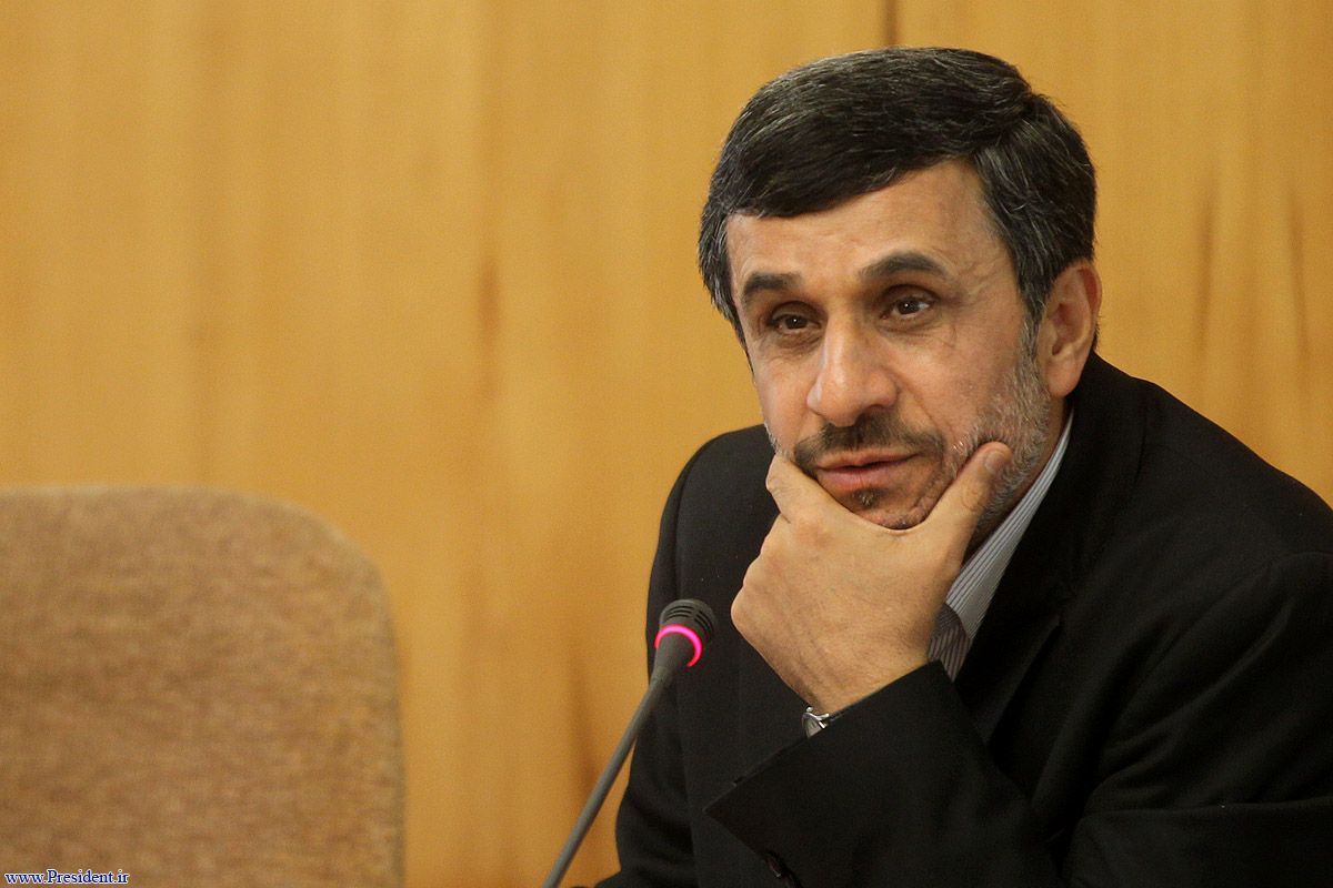 احمدی‌نژاد سرگرم لباس سرنا ویلیامز!