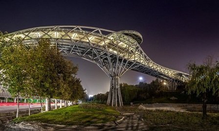 تهی از هویت/ ایدۀ ویرانگی و کاربست آن در نقد پدیده های شهری با تأکید ویژه بر «پل طبیعت»