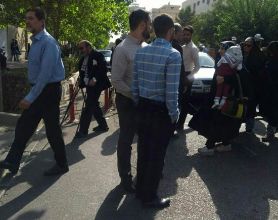 تجمع محدود احمدی نژادی‌ها مقابل دادگاه مشایی +عکس