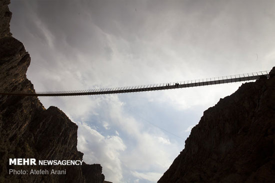 راه رفتن روی ترسناک‌ترین پل معلق ایران 