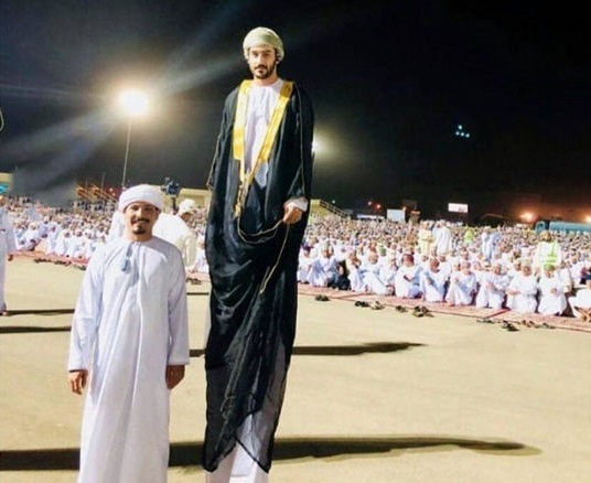 تصویری باورنکردنی از قد بلندترین مرد جهان 