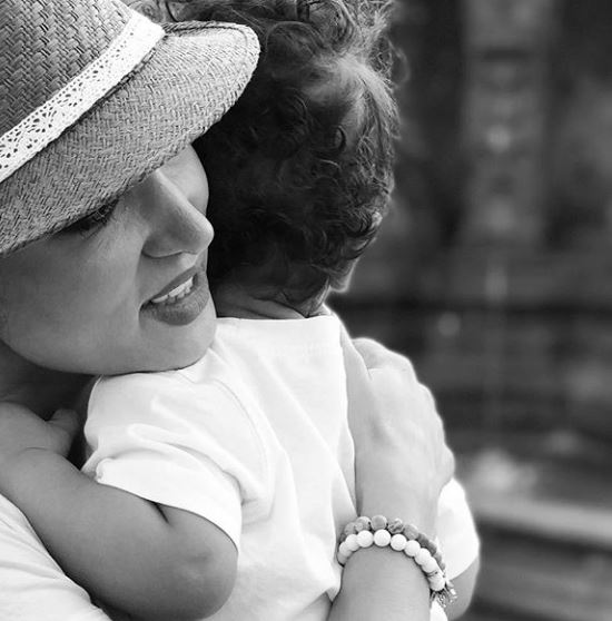 عکس: آغوش مادرانه «روناک یونسی» برای فرزندش