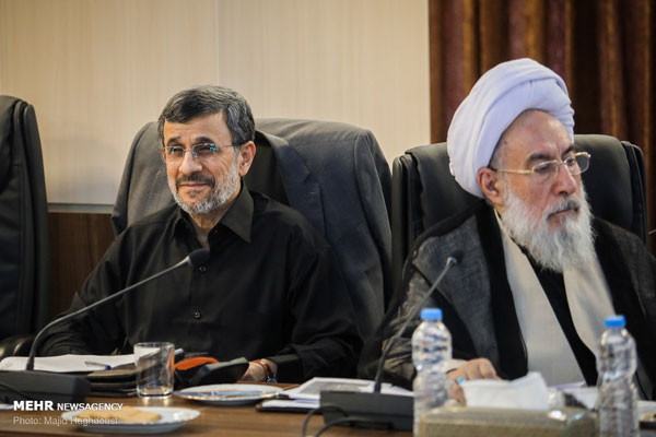 دردسر‌های حضور احمدی‌نژاد در جلسات مجمع +عکس