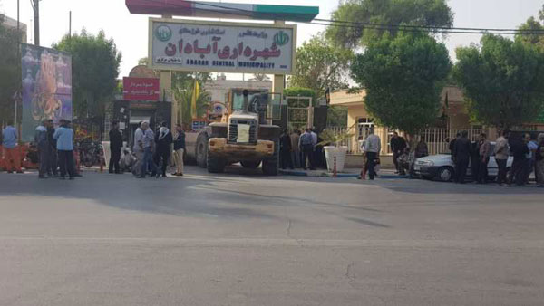 کارگران طلبکار ورودی شهرداری آبادان را بستند +عکس