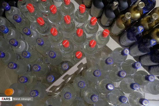 عکس: کشف ۱۰۰۰ شیشه انواع مشروبات الکلی در مشهد 