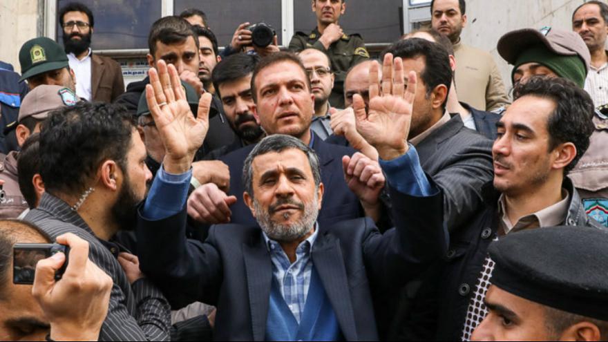 هواداران احمدی نژاد به دنبال او تا پشت در دستشویی!