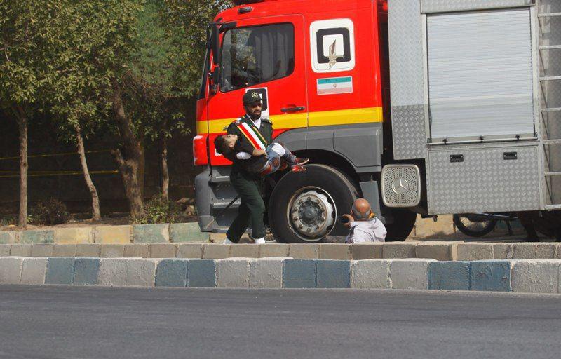تیر خوردن یک کودک در حادثه تروریستی اهواز +عکس