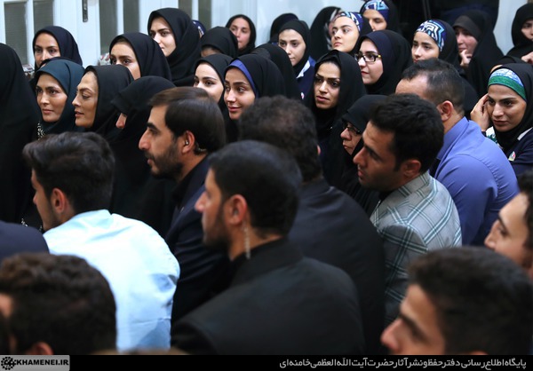 عکس: خواهران منصوریان در دیدار مدال آوران با رهبر انقلاب 