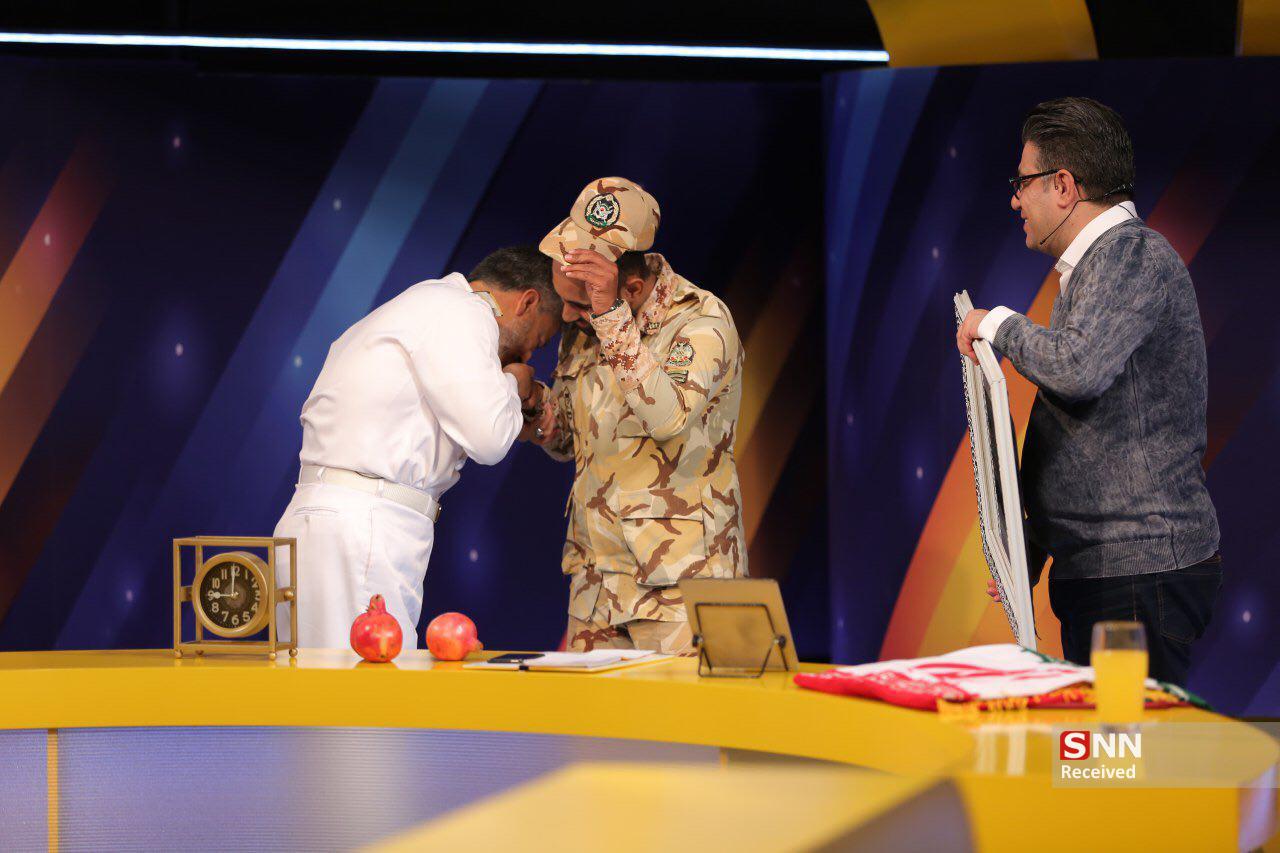 عکس: بوسه فرمانده ارتشی بر دست سرباز فداکار
