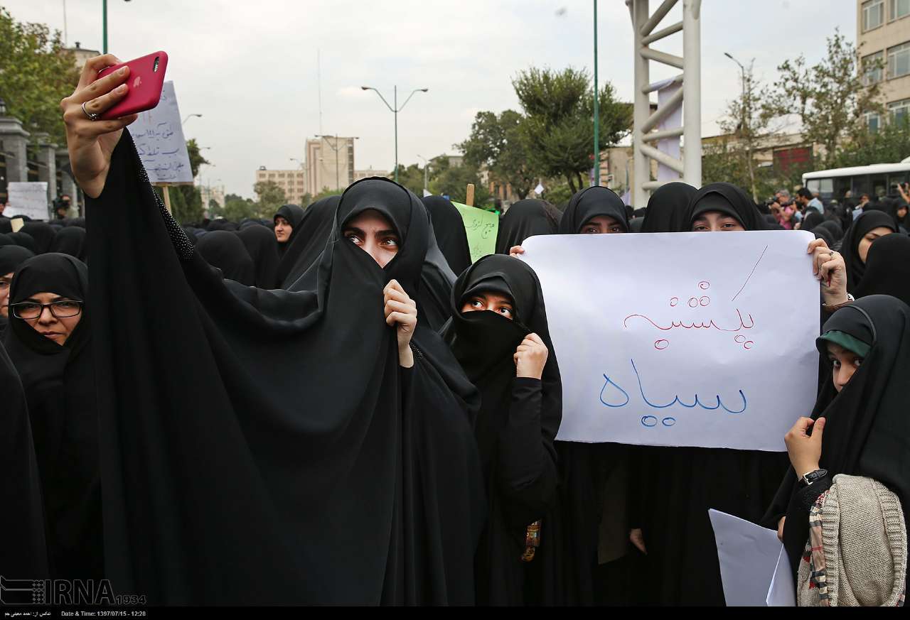 عکس: سلفی با آیفون مخالفان FATF مقابل مجلس 