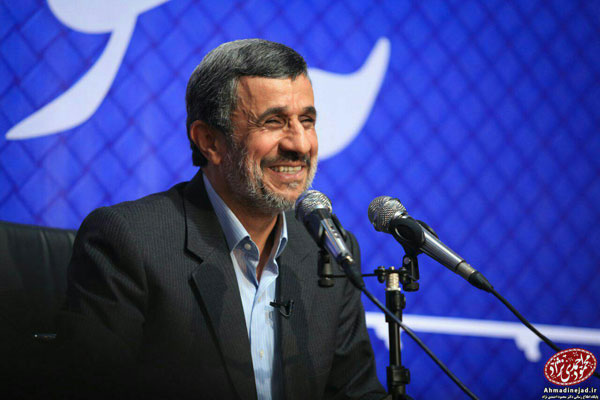 احمدی‌نژاد، کت حمید بقایی را بر تن کرد!