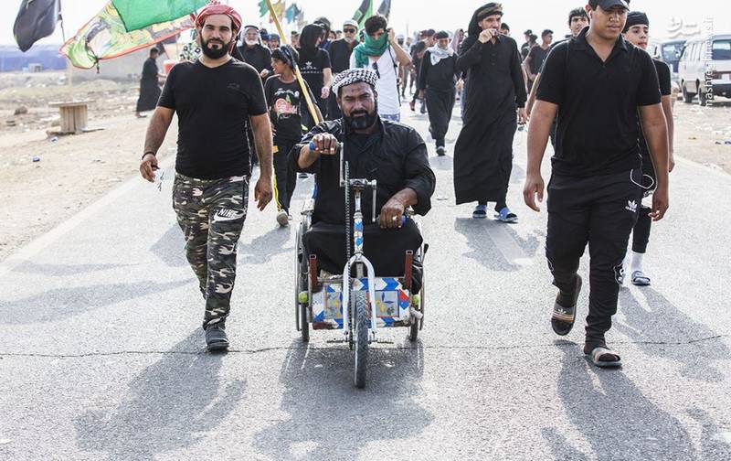 عکس: راهپیمایی متفاوت زائر معلول عراقی