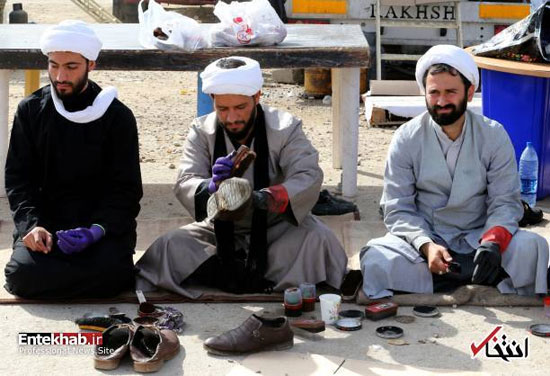 عکس: واکس زدن کفش زائران اربعین توسط روحانیون