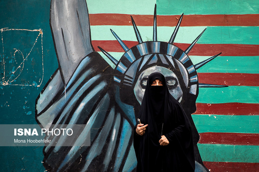 عکس: حجاب خاص یک زن جلوی سفارت سابق آمریکا