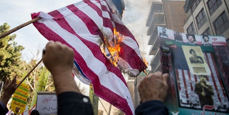 رویترز: عکس ترامپ در تهران به آتش کشیده شد 