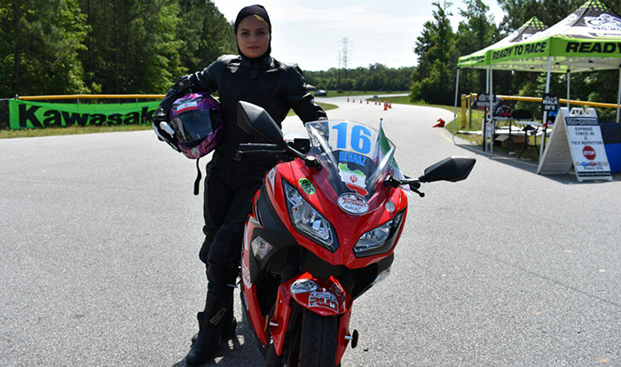 عکس: هشتگ توئیتری برای حمایت از موتورسواری زنان 