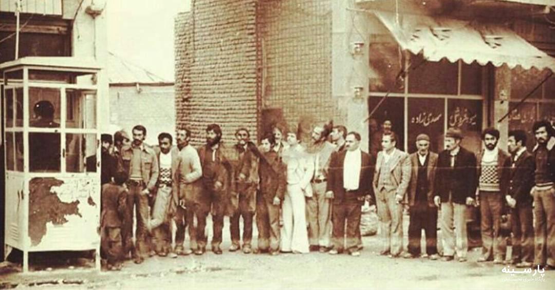 عکس زیرخاکی از صف تلفن در دهه ۵۰