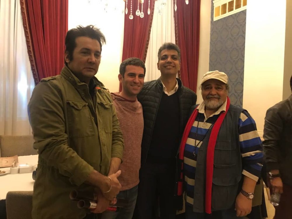 عکس‌ یادگاری عادل فردوسی‌پور با بازیگران تئاتر جنجالی!