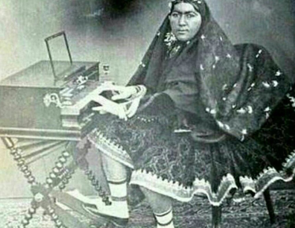 اولین زن ایرانی نوازنده پیانو در زمان قاجار+عکس