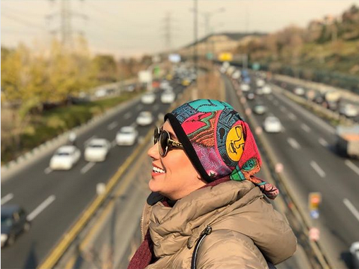 خانم بازیگر با کلاه خاص در خیابان +عکس