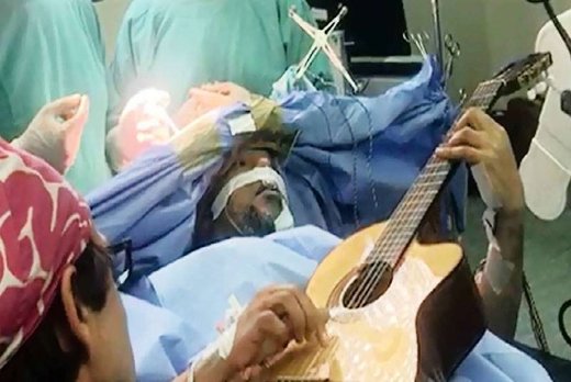 گیتار زدن هنرمند معروف حین عمل جراحی مغز +عکس