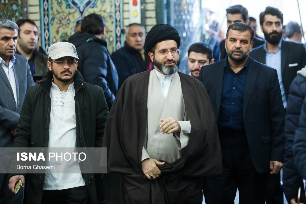 پسر رهبر انقلاب در ختم آیت‌الله شاهرودی در مسجد ارگ +عکس