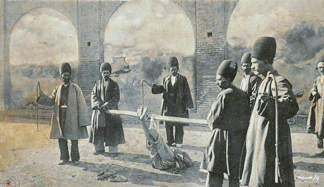  فلک کردن در میدان شهر در دوره قاجار+ عکس