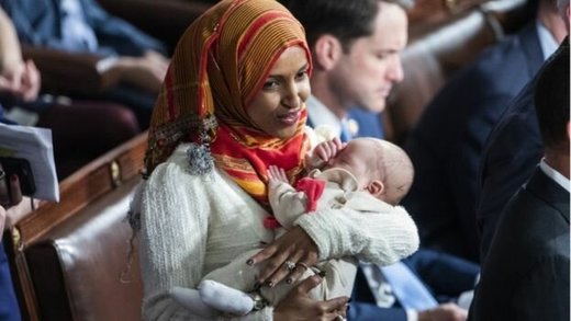 اولین زن محجبه بچه به بغل در کنگره آمریکا +عکس