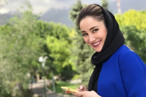 وضعیت عجیب استراحت خانم بازیگر در پشت صحنه یک فیلم +عکس