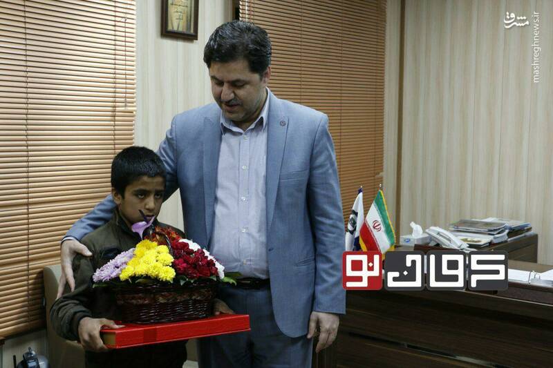  دلجویی شهردار کرمان از کودک گل فروش +عکس