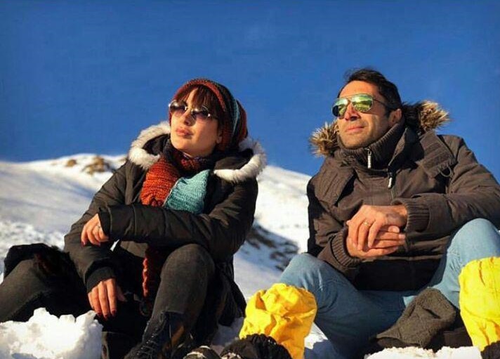تیپ زمستانی هادی کاظمی و همسرش +عکس