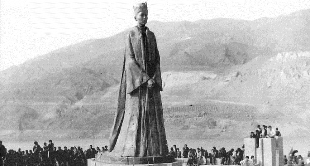 پایین‌کشیدن مجسمه فرح پهلوی به دست مردم +عکس
