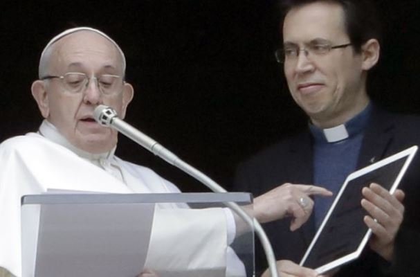 رهبر کاتولیک ها از اپلیکیشن دعا خواندن رونمایی کرد