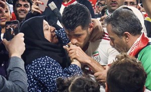  بازتاب جهانی عشق فوتبالیست ایرانی به مادرش +عکس