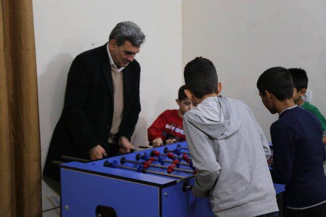 شهردار تهران در حال فوتبال دستی بازی کردن با بچه‌ها +عکس