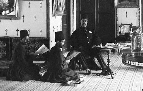 روزنامه خوان‌های مخصوص ناصرالدین شاه در کاخ +عکس