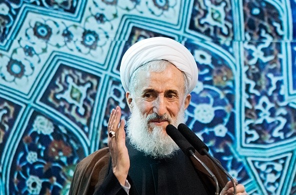 امام جمعه تهران در حال نذری پخش کردن بین مردم+عکس
