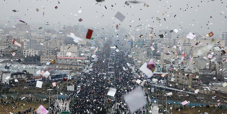 جشن ۴۰ سالگی انقلاب زیر باران رحمت الهی/ حضور روحانی، لاریجانی و آملی در راهپیمایی تهران