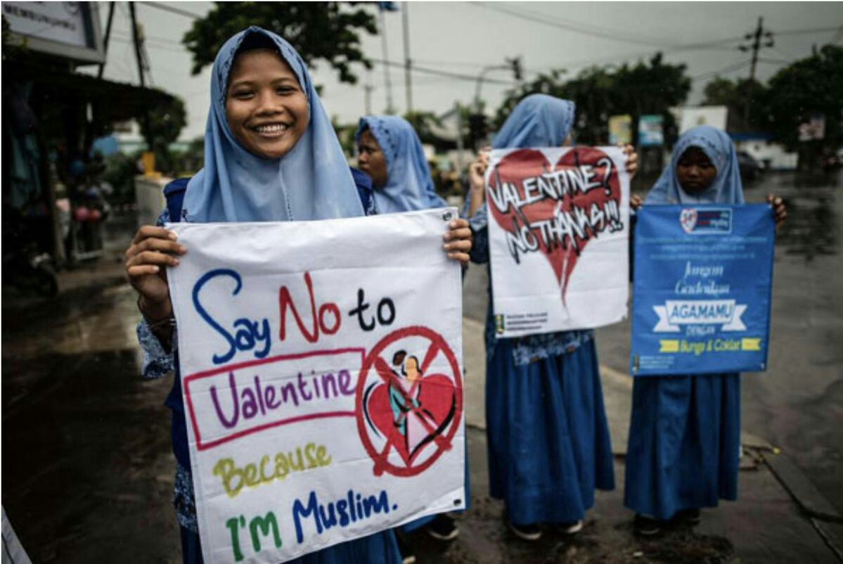 تظاهرات عجیب علیه ولنتاین در اندونزی +عکس