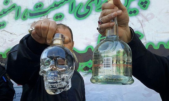 کشف مشروبات الکلی لاکچری با روکش طلا در تهران +عکس